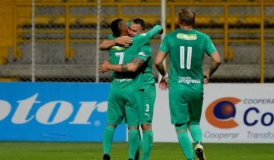 Jugadores de La Equidad celebran una notación. 