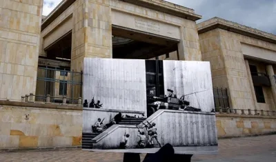 Fotografía del Palacio de Justicia con una foto de la época de los hechos