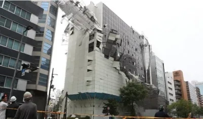 Las rachas de viento arrancaron fragmentos de techos y de fachadas de numerosos edificios.