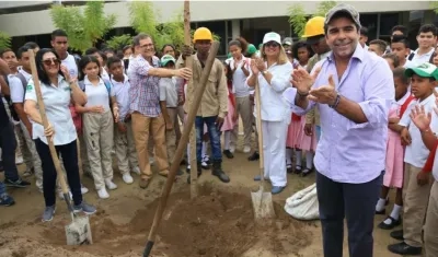 Alcalde Alejandro Char en el colegio Pies Descalzos sembró un árbol.