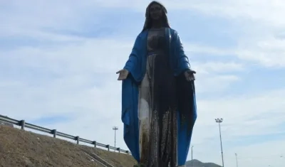  Así de quemada amaneció la Virgen en Santa Marta.