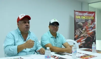 Eddie Carbonell Cuentas, presidente liga (izquierda), y José Luis Álvarez, Secretario de Recreación y Deportes (derecha)