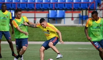 Juan Fernando Quintero maneja la bola ante la marca de Gustavo Cuéllar y Sebastián Villa. 