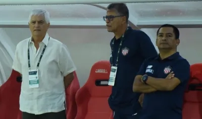 Julio Comesaña con su cuerpo técnico.