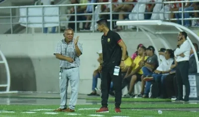 Jorge Luis Bernal (izquierda), DT de Rionegro Águilas Doradas.