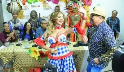 La nueva Reina de la 44, Kelly Restrepo, y el Rey vitalicio Osman Torregrosa.