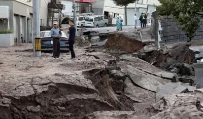 Residentes inspeccionan los graves daños en una calle de Sapporo tras el terremoto de 6,7 grados que sacudió esta madrugada la isla japonesa de Hokkaido, al norte de Japón.
