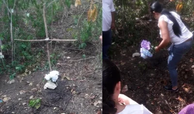 Una ofrenda floral, una cruz y una oración por Brenda