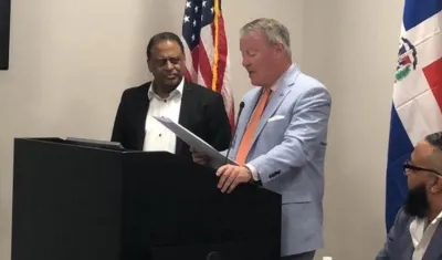 El alcalde Buddy Dyer y el intérprete Wilfrido Vargas.