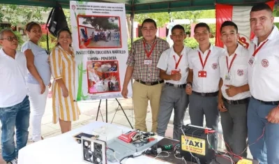 Estudiantes y profesores ganadores de la Institución Educativa Martillo. 