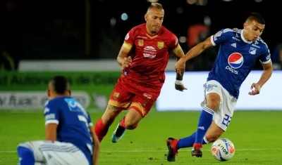 Jugadores de Millonarios durante una acción de juego. 