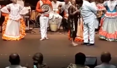 Momento del beso entre Totó La Momposina y Poncho Zuleta.