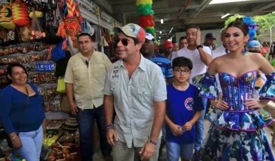 El Alcalde Alejandro Char durante la inauguración de la Galería 72, lo acompaña la Reina del Carnaval 2019, Carolina Segebre.