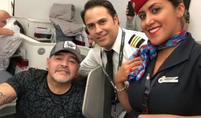 Diego Maradona en el avión que lo llevó a México. 
