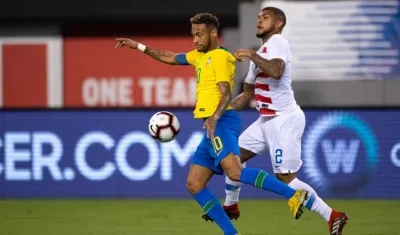 Acción de la falta de DeAndre Yedlin sobre Neymar. 