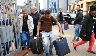 Migrantes venezolanos se reúnen en la embajada de Venezuela para dirigirse al aeropuerto, en Lima (Perú).