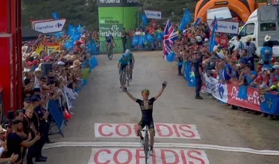 Simon Yates vence en la etapa. 