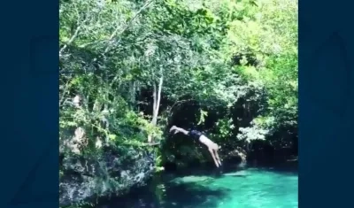 'El Pibe' Valderrama lanzándose al manantial.