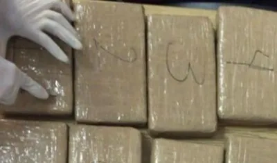 Las autoridades indagan si la droga decomisada es cocaína. 