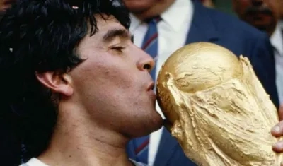 Diego Maradona besa el trofeo de la Copa del Mundo. 