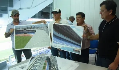 El Alcalde Alejandro Char mostrando el modelo de la nueva cubierta.