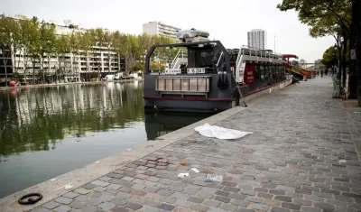 Restos de sangre en el escenario del ataque con cuchillo perpetrado en París