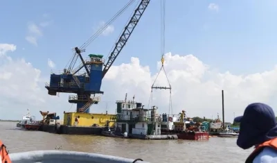 Maniobras de retiro de la draga.