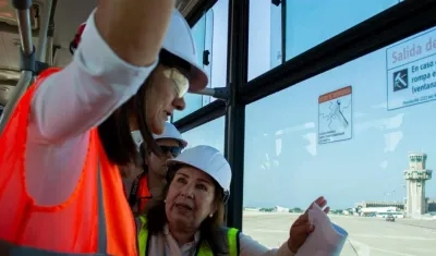 La ministra de Transporte, Ángela María Orozco, y la gerente del Grupo Aeroportuario, Mariela Vergara.