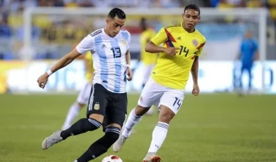 Luis Fernando Muriel disputa un balón con Ramiro Funes Mori de Argentina.