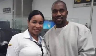 Kanye West y funcionaria de Migración Colombia.