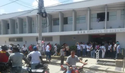 Trbajadores y usuarios protestando frente al hospital.