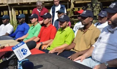 Los seis liberados y el Defensor del Pueblo, Carlos Negret. 