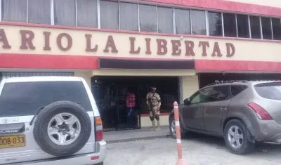 Momentos en que la Fiscalía, con el apoyo de la Policía Militar, llevaba a cabo el allanamiento a las dos emisoras.