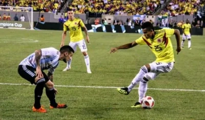 El guajiro Luis Díaz encarando al lateral Fabricio Bustos. 