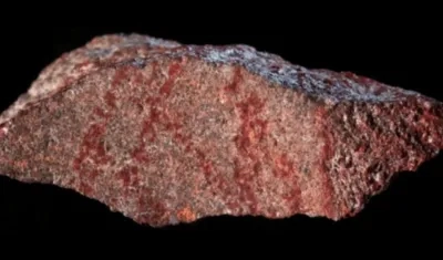 Está compuesto por nueve líneas finas entrecruzadas y realizadas con ocre.