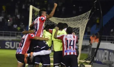 Como se evidencia en la foto, el parche no está en fondo blanco, centrado y libre de publicidad. 