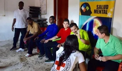 Fotografía cedida por la Defensoría del Pueblo de una integrante de  CICR  hablando con el grupo de 6 personas que el ELN  tenía secuestrados.