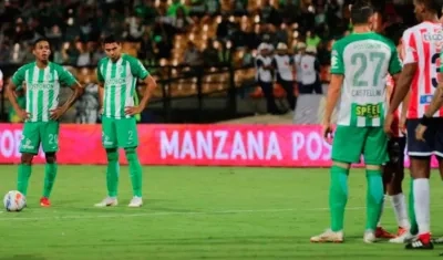 Daniel Bocanegra se dispone en el cobro del tiro libre para anotar el gol.