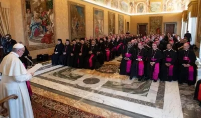 El Papa Francisco (i) durante una audiencia en la que ha recibido a los nuevos obispos en la Sala del Consistorio del palacio Apostólico en la Ciudad del Vaticano.