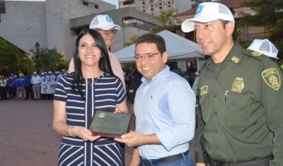 Nancy Navarro, gerente de Vivac, recibe el reconocimiento por parte del Alcalde de Santa Marta y el Comandante de la Policía de Santa Marta.