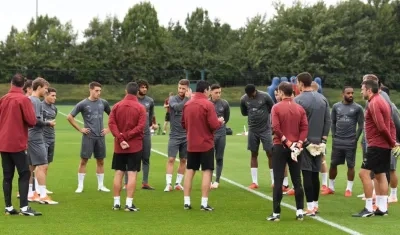 Unai Emery dialoga con los jugadores del Arsenal. 