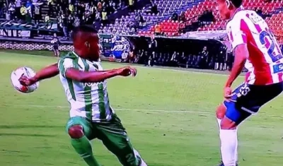 Clara mano no sancionada como tiro penal. 