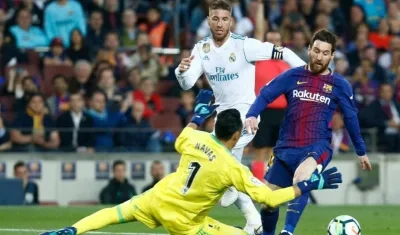 Lionel Messi se mide a Keylor Navas. 