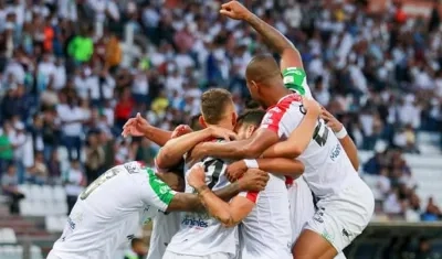 Jugadores del Once Caldas festejan un gol. 