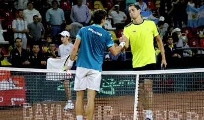 El tenista argentino Guido Pella (i) saluda al colombiano Daniel Galán.