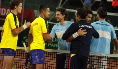 Jugadores de Colombia y Argentina se saludan tras el juego. 
