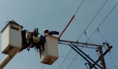 Contratistas de Electricaribe trabajando en la reparación de los daños.