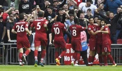 Jugadores del Liverpool celebrando el gol de Firmino. 