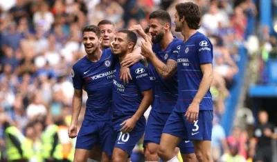 Hazard festeja con sus compañeros. 