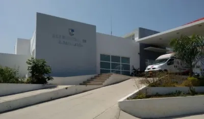 El herido en el ataque sicarial es atendido en el Hospital de Sabanalarga.